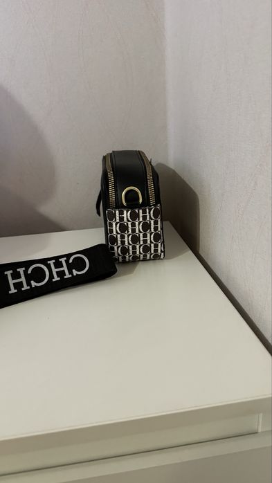 Чанта на луксозната марка Carolina Herrera