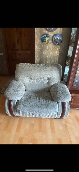 Продается 2 дивана и ковры