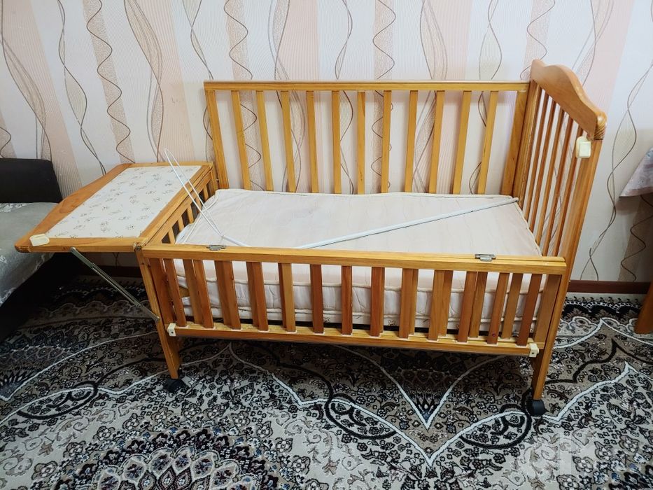 Детская кроватка из натурального дерева — компактная и прочная