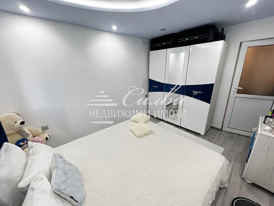 Двуетажна ТУХЛЕНА вила на плоча - м-т Под Манастира!