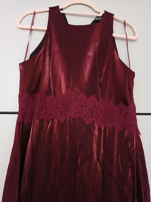 Рокля в цвят бордо