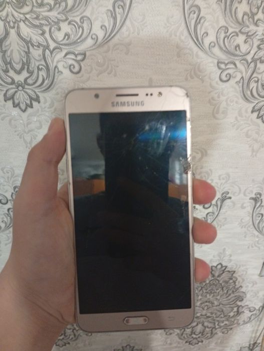 Продам телефоны на запчасти не рабочие!