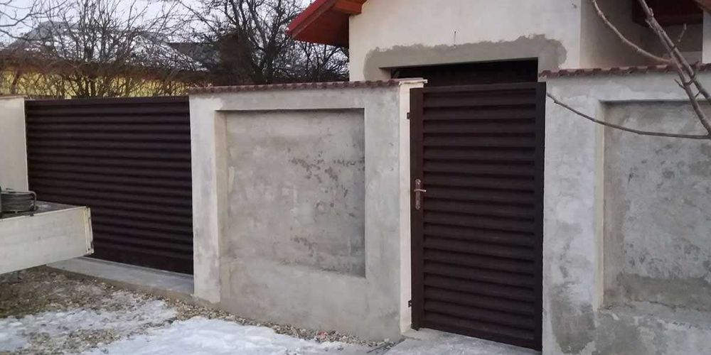 Garduri si porti din panou stil jaluzele, sipca metalica, plasa si BCA