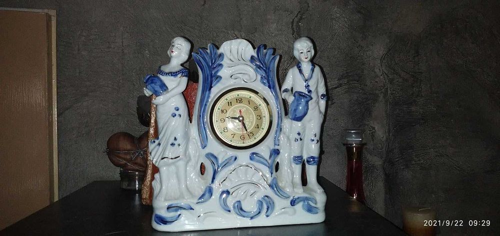 продавам настолен порцеланов часовник  24 cm -- 23 cm