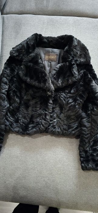 Дамско късо пухено палтенце.