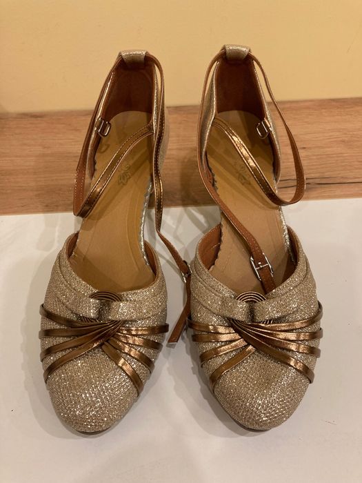 Златисти бувки на ток (подходящи и за танци)