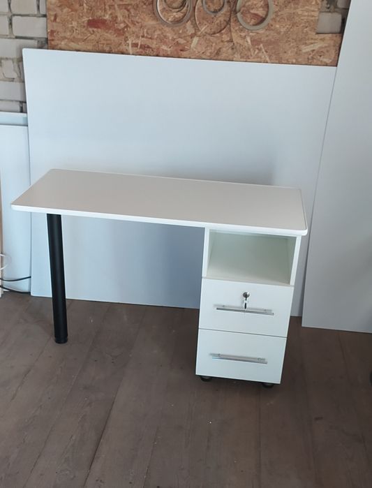 Маникюрный стол новый