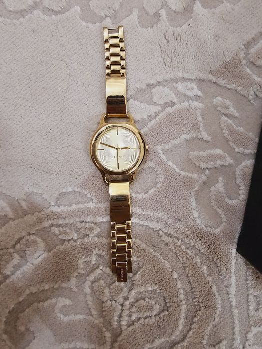 Предлагам запазени без никакви забележки дамски оригинални часовници