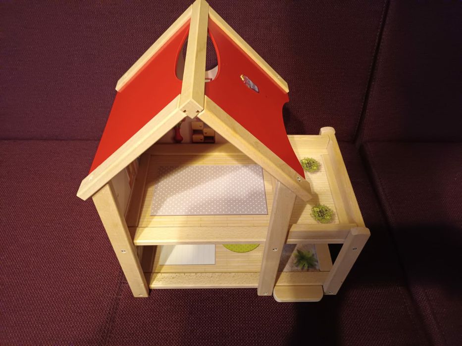 Casuta de lemn cu accesorii incluse