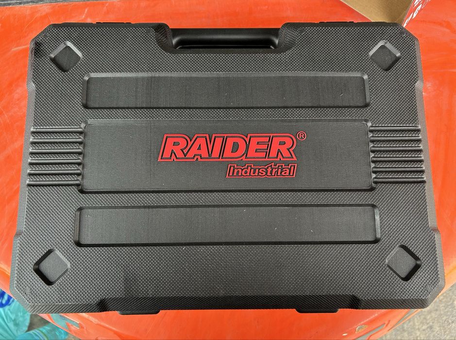 Raider Industrial Ударен гайковерт 1700Nm 20V 4Ah Безчетков + куфар