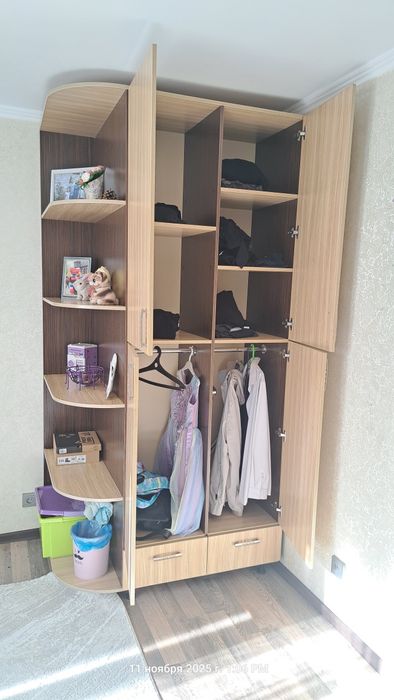 2 угловых шкафа и 2 полки настенные