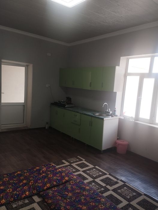 Жомбой марказида хокимият олдида ховли сотилади