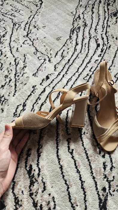 Hayal-qizlar ayaq kiyimi, makasi kiyilmegen, tanketka paydalanilgan