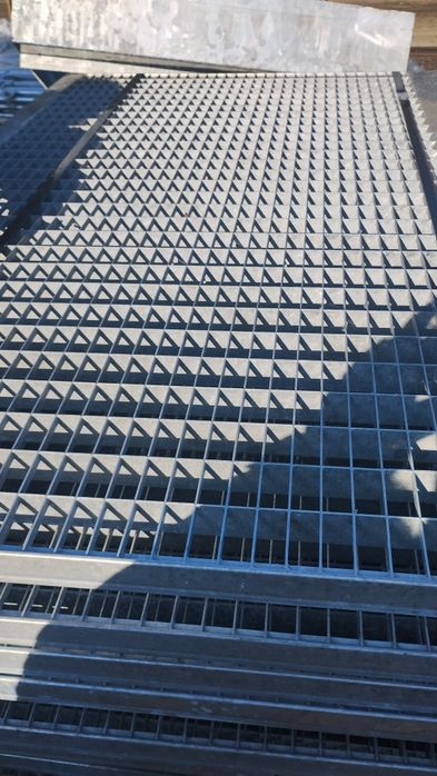 Grătare și trepte zincate pentru scări și rigol