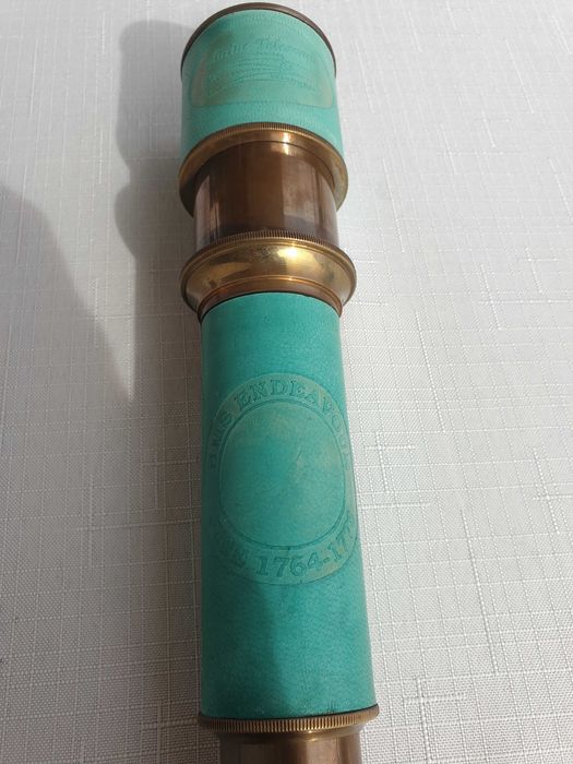 Далекоглед бронзов с античен дизайн, обшит с кожа.