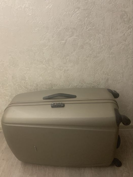 Продам чемодан на колесиках