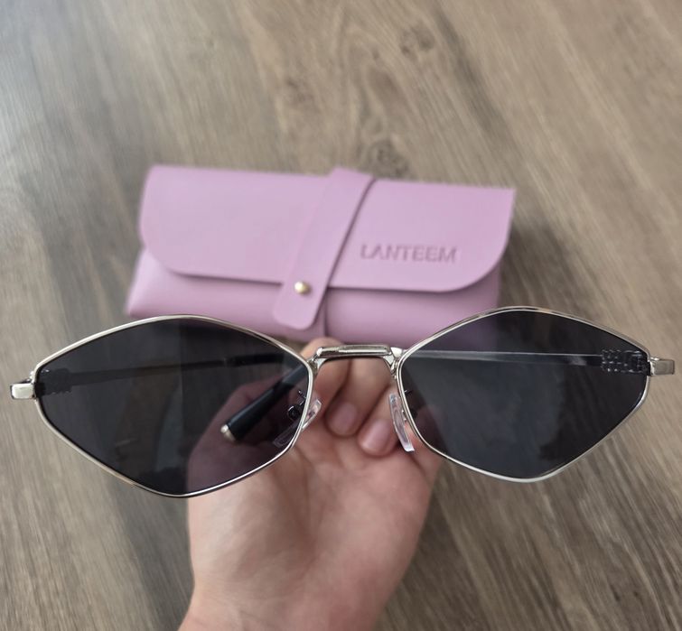 Ochelari de soare asemanatori cu Miu Miu