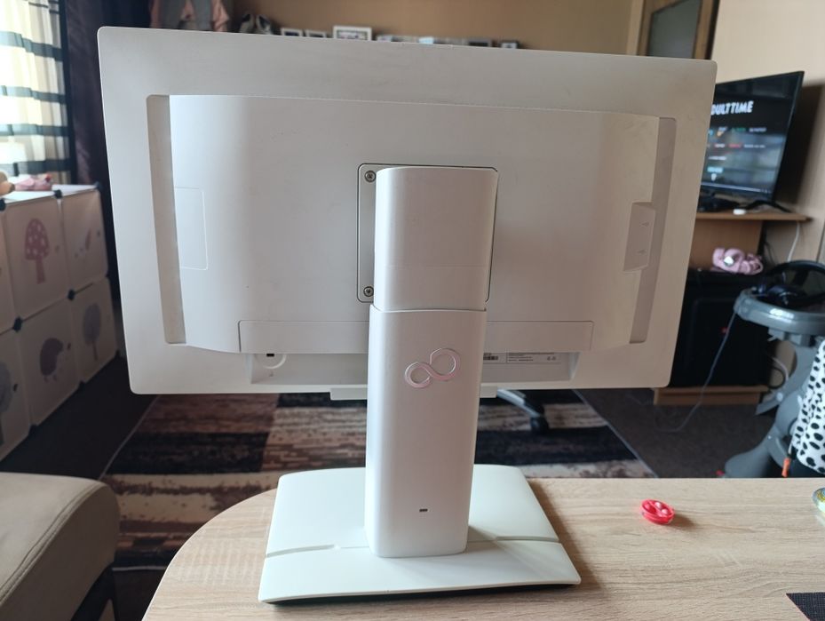 Продавам монитор Fujitsu B23T-6