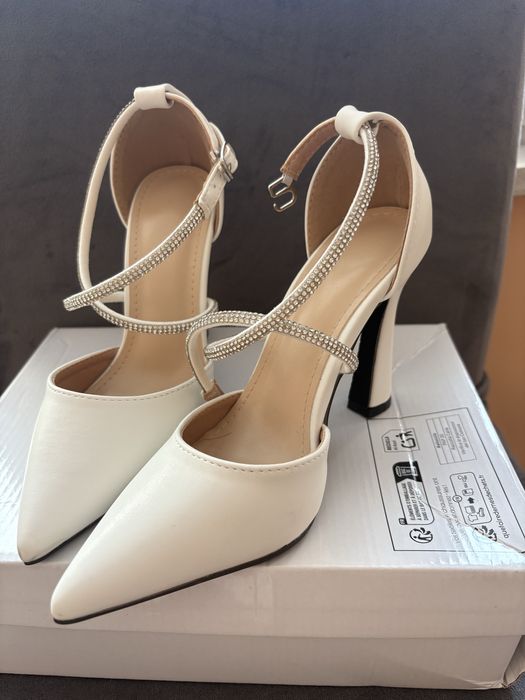 Високи бели обивки