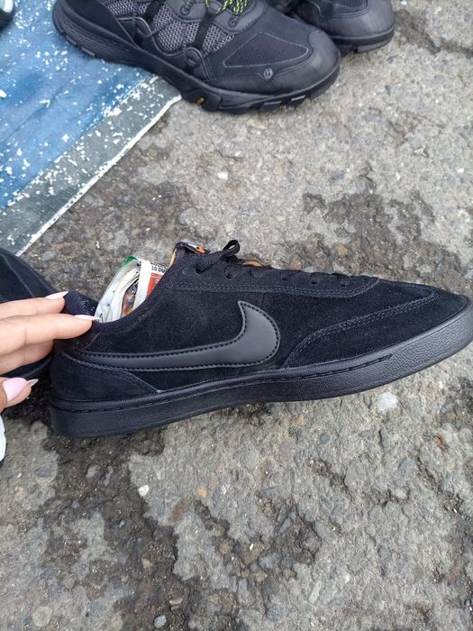 Adidas        Nike