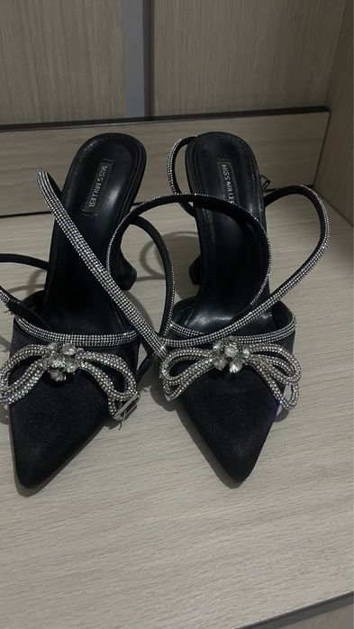 Продам босоножки со стразами