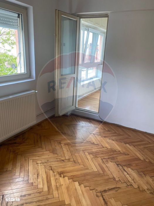 Apartament cu 3 camere de vânzare în zona apreciata