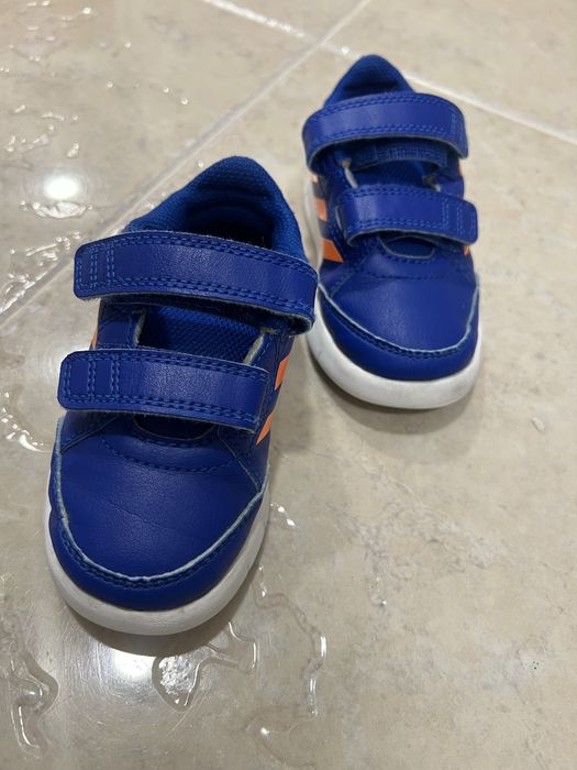 Продавам детски кожени маратонки Adidas