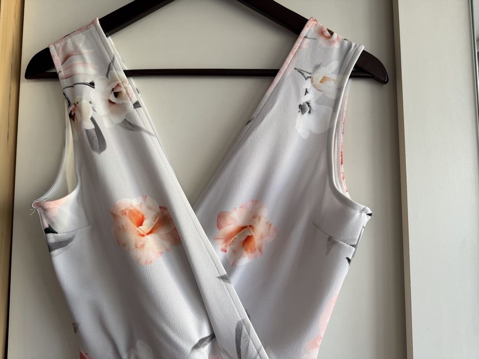 Рокля с ефектна пола под коляното