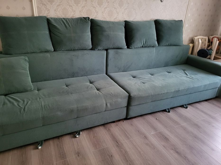 Диван большой, красивый