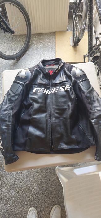 Пълен мото екип Dainese — кожен костюм 2 части 56 номер, ботуши 42  номер, ръкавици 10, раница, чанта за резервоар + 4 бр. каски