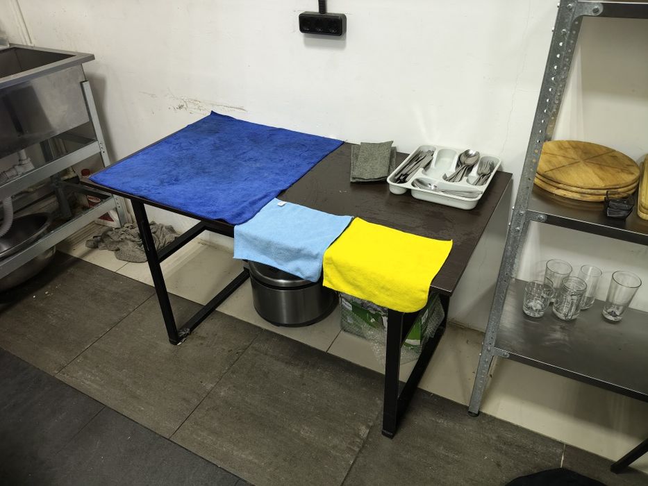 Продам столы с металлическими ножками