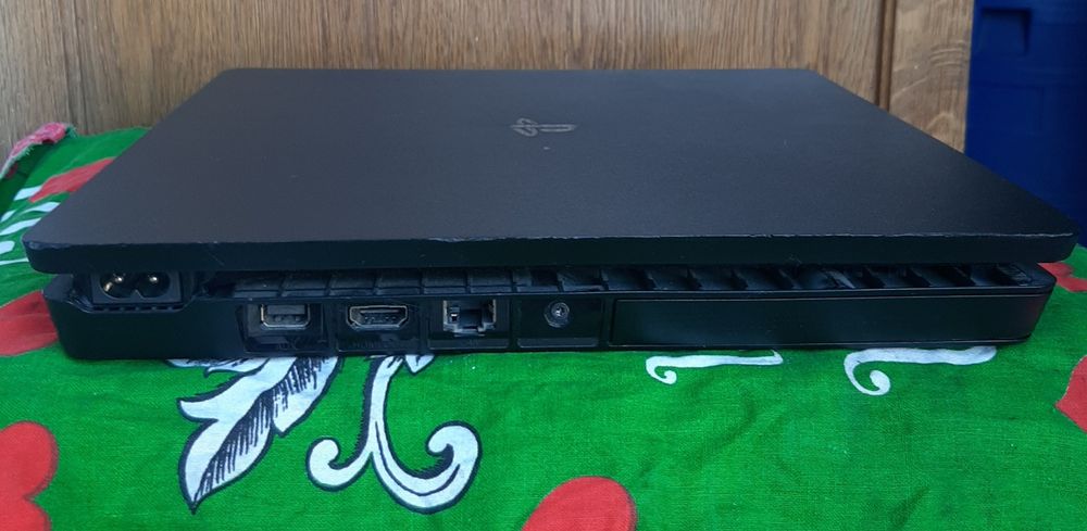 Vând PlayStation 4 slim în stare bună ps4