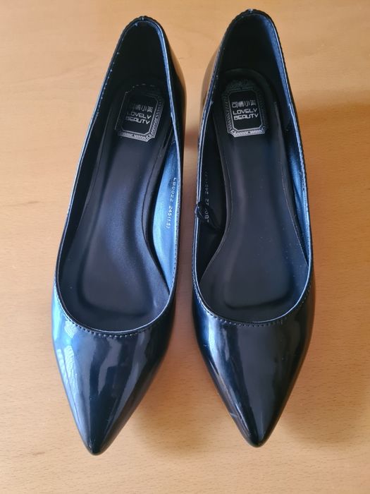 Дамски лачени обувки с ниски токчета