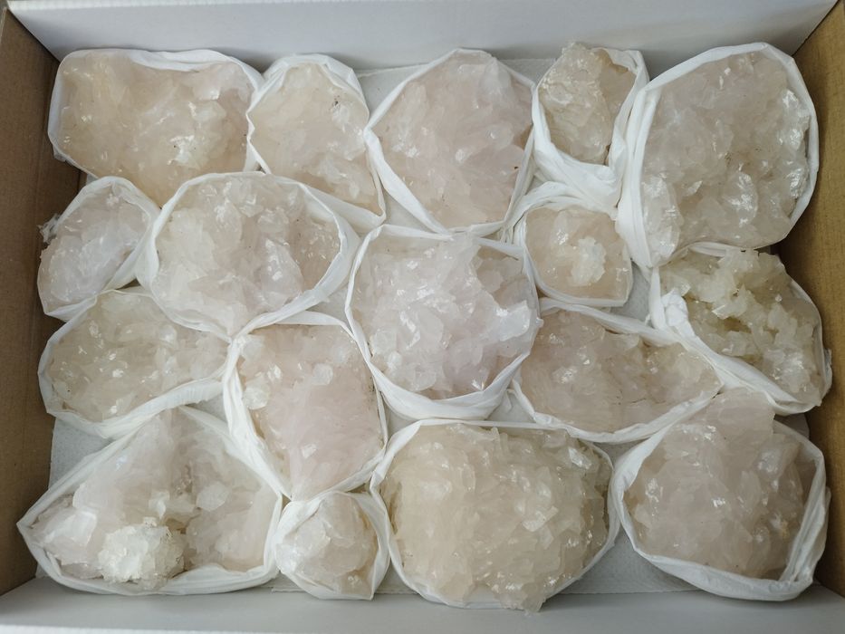 Минерали във кутии 23х30см