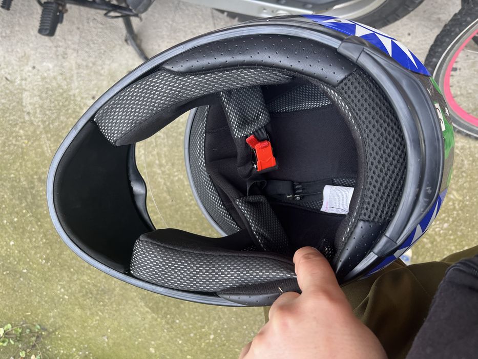 Vand casca moto folosita un sezon