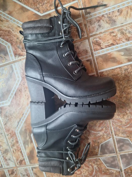 Vand ghete noi marimea 36