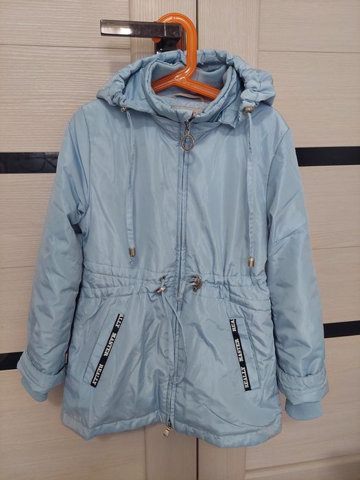 Продам два демисезонных пальто для девочки