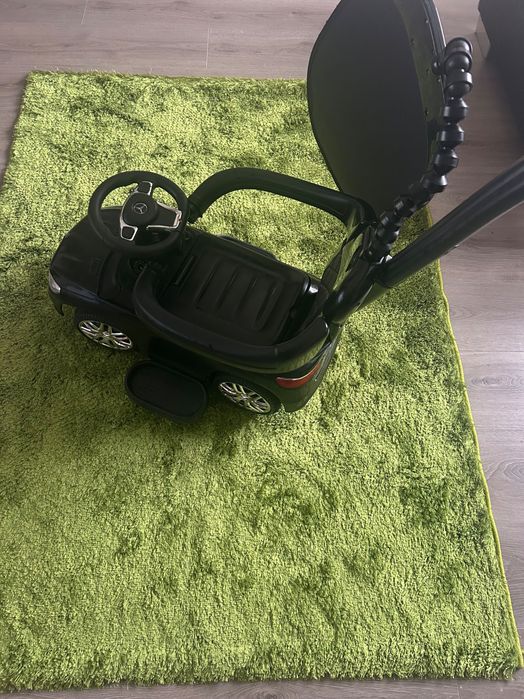 Черна кола за бутане с родителски контрол