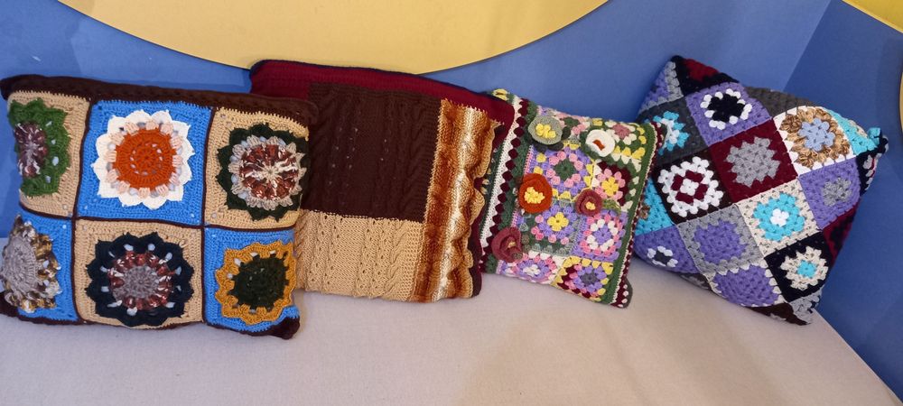 4 perne noi lucrate manual,cu fete detasabile si 1 fixa.Se incheie cu