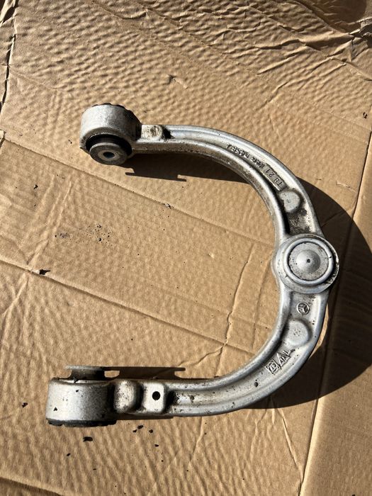 Оригинальный верхний левый рычаг на Mercedes ML w164