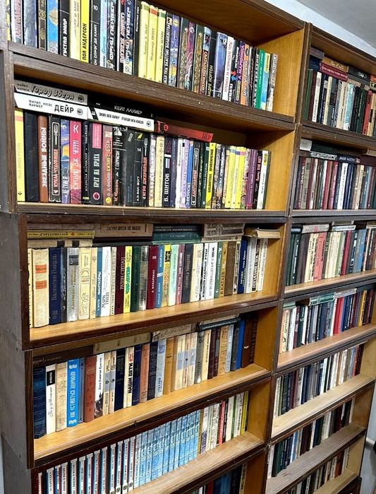 Продаются книги в большом количестве. 
Романы
Детективы
Энциклопедии