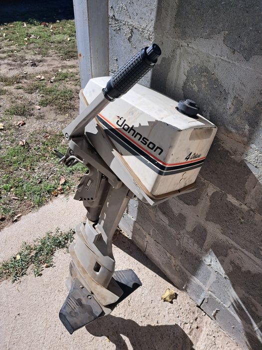 Продавам двутактов извънбордов двигател Johnson 4 к.с. за части.