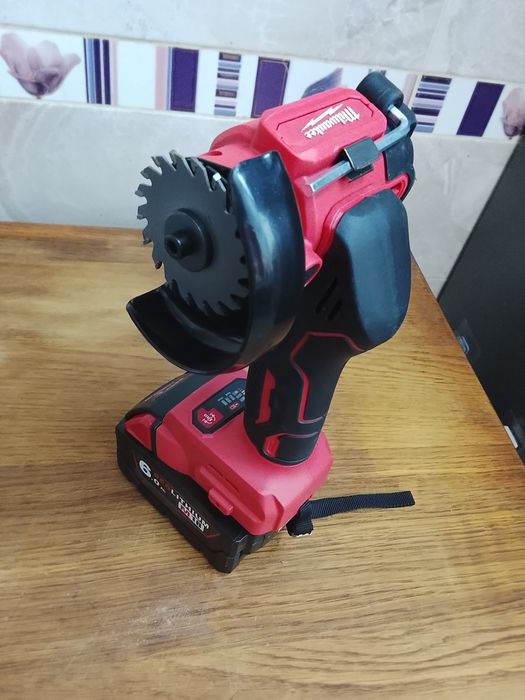 Mini flex Milwaukee cu o baterie de 6A