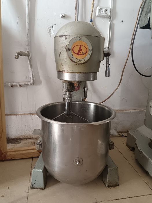 Продам миксер 30л,жарочные печи, тестом, столы.
