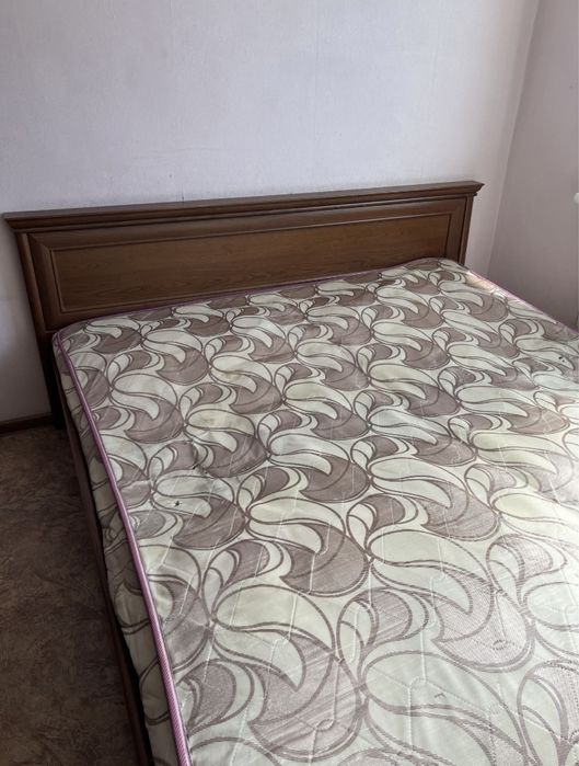 Продам кровать без матраса.