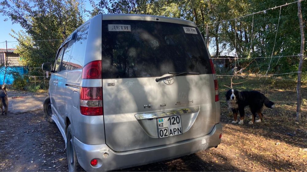 Toyota Noah 2004 года выпуска