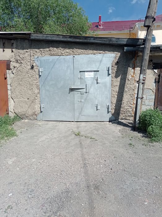 Гараж во дворе за Алеконом