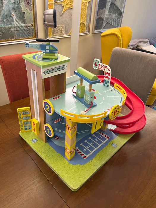 Детски дървен гараж Le Toy Van – Le Grand Garage (Луксозен модел)