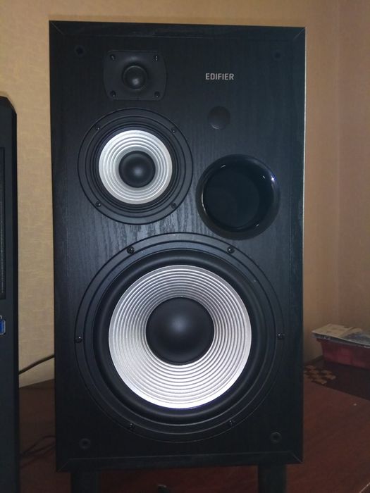 Edifier R2800 в очень хорошем состояии.