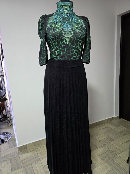 Top animal print cu umeri bufanti;